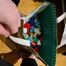 Verkaufe sehr gern gespieltes Duplo mit 2 Großen Legoplatten , Autos , Figuren , Fenster und einige Legoteile