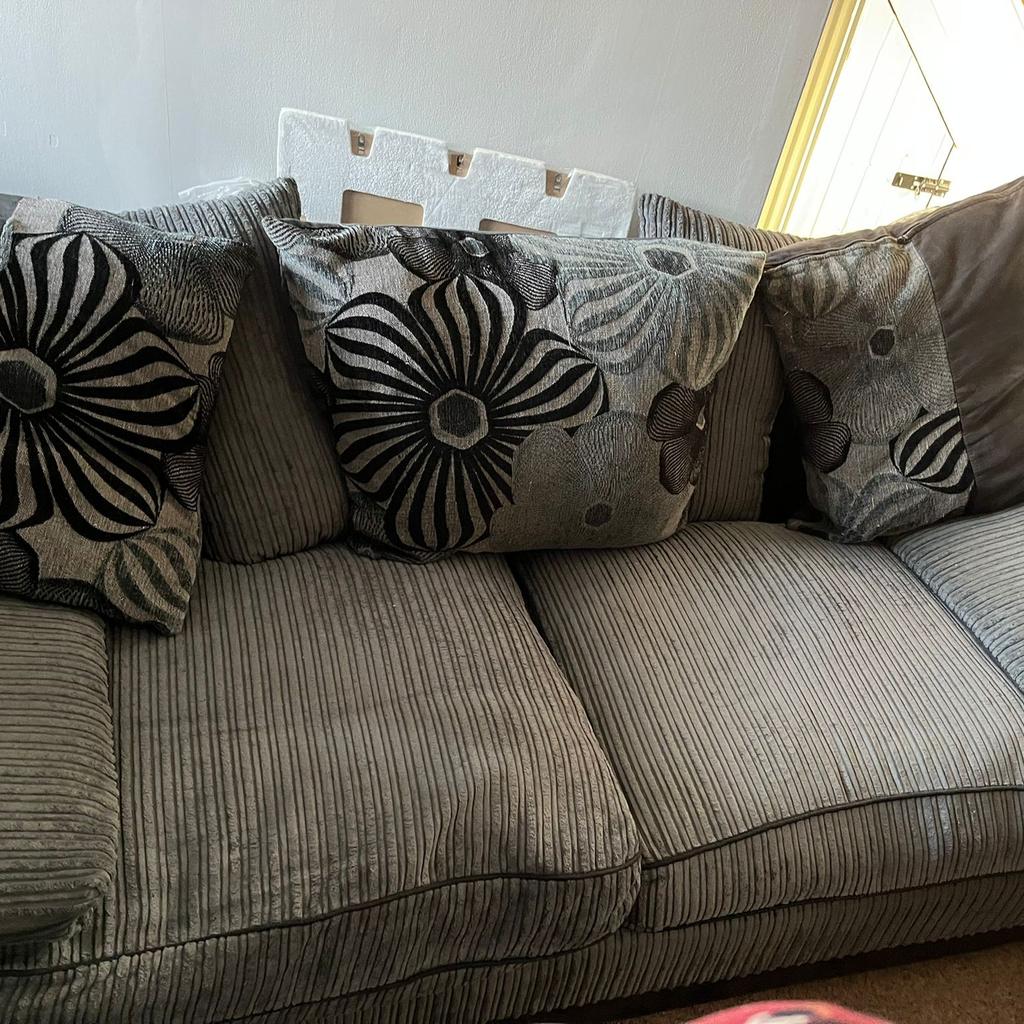 Free 2 x 3 seater sofas in B13 Birmingham für gratis zum Verkauf