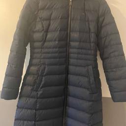 Verkaufe einen Tommy Hilfiger Mantel in Dunkelblau gr. L (40). Hält sehr warm! Abnehmbare Kapuze und Fell. Zwei Winter getragen!! 120€