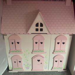Dolls house
In very good condition
Has a little sun fade on one side but not too much
Everything in pictures included
Doesn’t include any dolls
Been well played with and looked after but not used anymore
Any questions please ask
Collection only