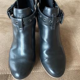 Schuhe, Schwarz mit Absatz Gr. 39 von Graceland (Deichmann).
sehr guter Zustand.

Festpreis 6,00 Euro 

Versand und Verpackungskosten trägt der Käufer.
