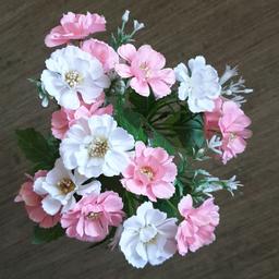 Frühlingsblumen

1 Stiel ergibt ein Strauß

Mit rosa und weißen Blüten

Blüten sind 4,5 cm groß

Gesamtlänge 32 cm

Nichtraucher & Tierfreier Haushalt