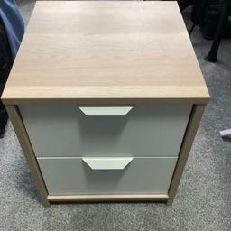 IKEA chest of 2 drawers in excellent condition, oak effect casing with white draws. Can also be used as a bedside table. 

19” Height 
16” width
16” depth 

Collection from B69

Cash on collection