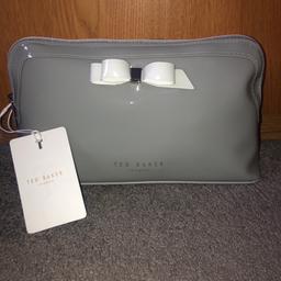Brand new

Ted Baker wash bag, just noticed there’s a few sliver marks on the back of the bag look like it’s from how his been manufactured- maybe it will come off - I’m unsure - pic attached it’s  not really noticeable as they are on the back.

From smoke and pet free home

Collection from LS10 4AH
