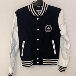 Adidas Original black and white jacket
Size: age 14 but could fit a women XS or S
Used, good condition but general wearing signs

#adidas #adidasorginal #jacket #whitw #black
