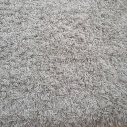Verkaufe einen schönen flauschiger Teppich 120x170cm, Hochfloor in beige/weiß, sehr sauber, gepflegter Zustand da nicht häufig darauf belaufen wurde! Versand möglich nach Absprache, PayPal vorhanden, tierfreier Nichtraucherhaushalt!