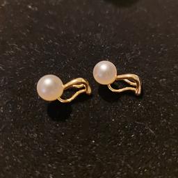 14ct Gold Large Pearl ivory coloured Clip On Earrings.
Beautiful condition with gorgeous lustre, both clips are tight and secure.
These earrings have the Potential of being changed to pierced earrings by a goldsmith 
Excellent size and quality 
Collect ST13 
Postage available with special delivery