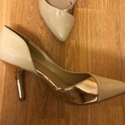 Gorgeous pair of F&F shoes, worn once. Lovely condition. Nude and gold with gold heels. Size 5.
Please see my other ads
