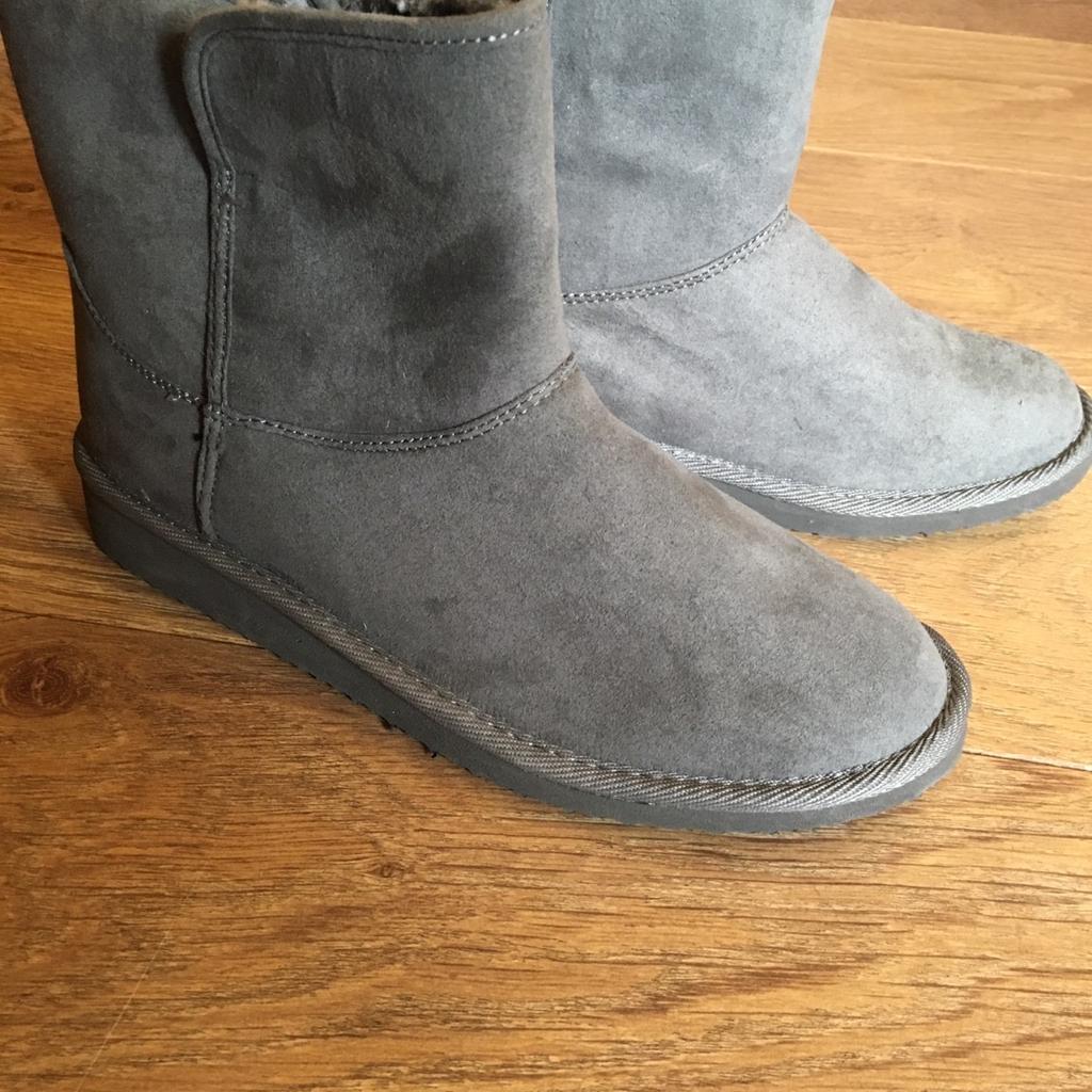 Brand new grey sude ankle boots

Size 5

Unwanted gift

Ls8