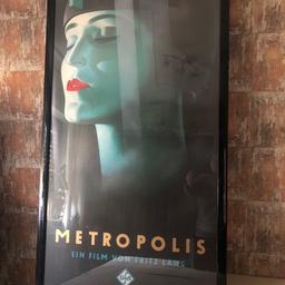 Metropolis (Film von Fritz Lang) aus 1927
Schwarzer Lack Rahmen 167/87 cm
Die Spiegelung des Hauses und die Schatten auf dem Bild, konnte ich ich beim  Fotografieren leider nicht vermeiden.. das Bild ist super klar..
dies ist ein Privatkauf daher keine Rücknahme oder
Garantie