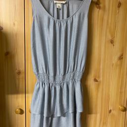 Leichtes, ärmelloses Sommerkleid von H & M
Farbe: weiß/blau gestreift
Größe: 38
Material: 100% Viskose
Einwandfreier Zustand