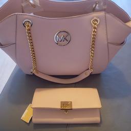Micheal kors jet Set bag, and matching purse.

In bossom pink leather with gold chain detail still has protective packaging on parts and all labels so totally unused.
It comes with matching blossom pink leather purse also brand new.
I would like to sell together but can consider selling them separate.