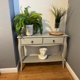 Grey console table two drawers great condition
W100cm. H80 cm. D 34 cm