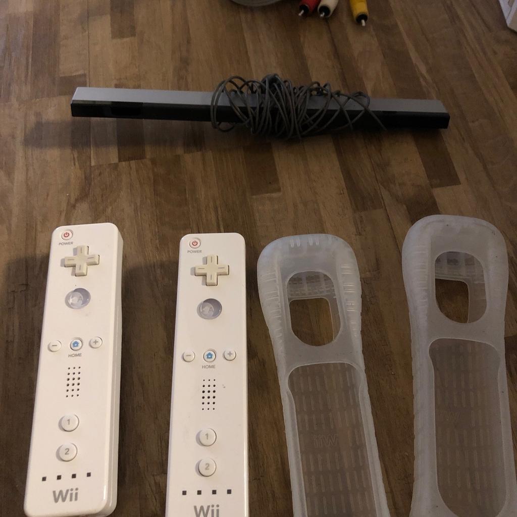 Eine weiße Wii Konsole
2x Kontroller
2xGummi Überzieher für Hand Kontroller
4xmal Kabel zum Instalieren
1xSensor

Nichtraucher Haushalt
Es funktioniert alles
Wii Konsole hat leichte Krazter

Versand:+10€

Ich hätte auch einige Spiele für diese Konsole
Einfach auf meiner Seite durchstöbern