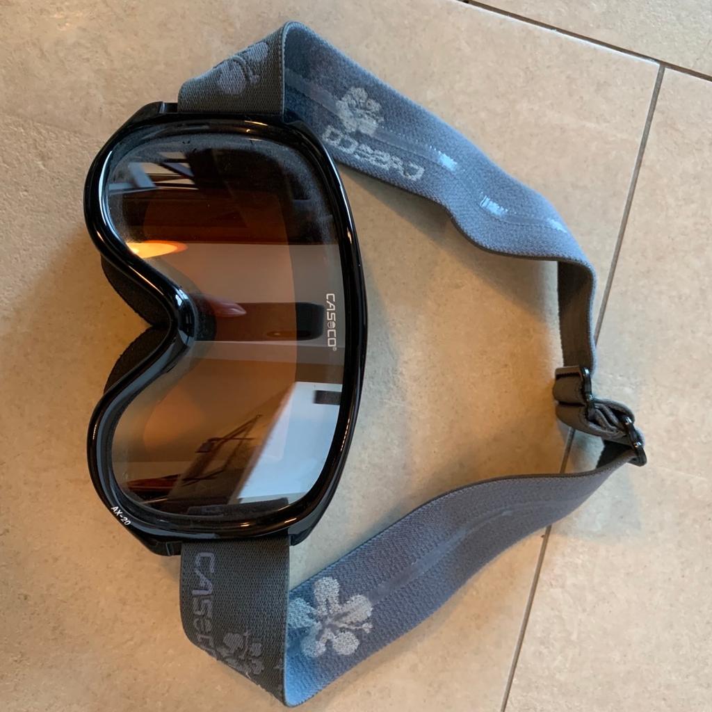 Kinder Skihelm Uvex…Größenverstellbar von XXS - S.
Skibrille ist dabei. Sehr guter Zustand!