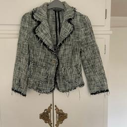 River Island Size 8 Blazer Suit Jacket Cotton Boucle Tweed Frayed Design Green. Please note that this is a small size 8.

Condition is "Used”. Item has been worn on a few of occasions but still in great condition. From a pet and smoke free home. Item bought as seen - thanks for looking.