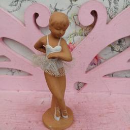 Pretty little terracotta, ballerina ornament.

Please check out my other items and can post and combine postage for multiple buys 😊