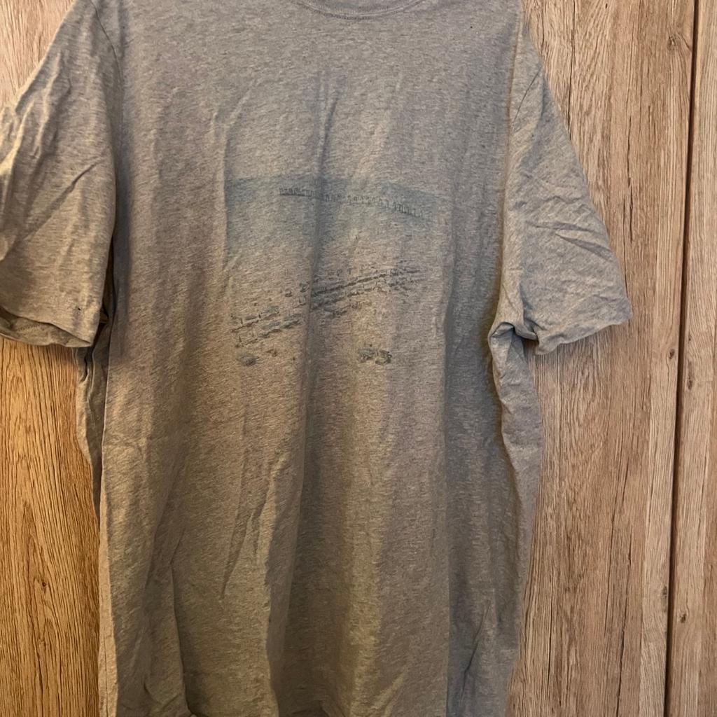 Verkaufe oben gezeigtes Tommy Hilfiger T-Shirt mit dezentem Motiv in der Größe 2XL.

Abholung und Versand (gegen Aufpreis) möglich.

Privatverkauf.