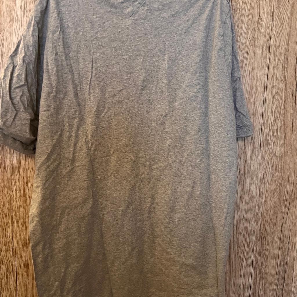 Verkaufe oben gezeigtes Tommy Hilfiger T-Shirt mit dezentem Motiv in der Größe 2XL.

Abholung und Versand (gegen Aufpreis) möglich.

Privatverkauf.