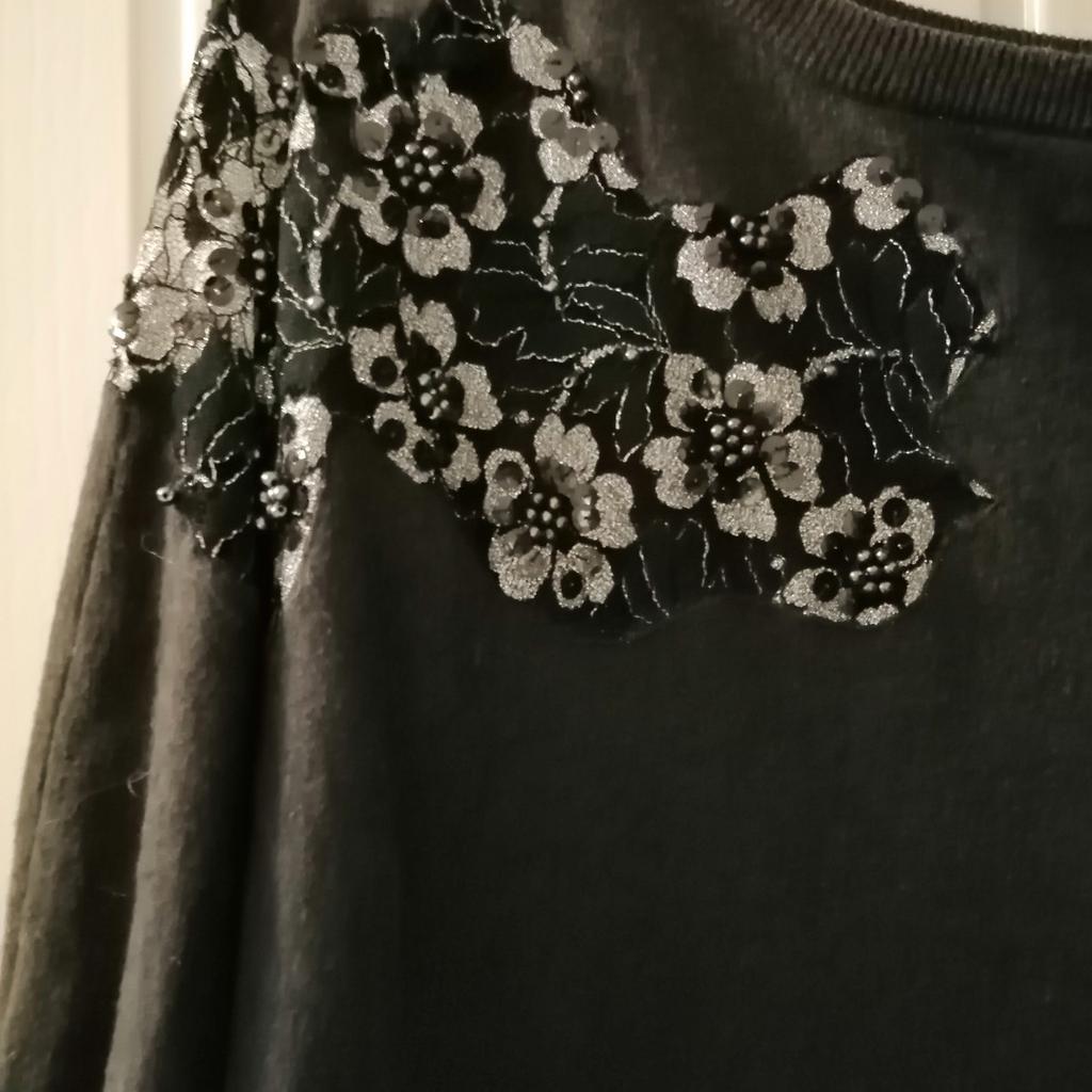Ladies top.
River Island.
Size 6 but I am a size 10 and it fits with plenty of room.
90%cotton.
Floral/bead detail.