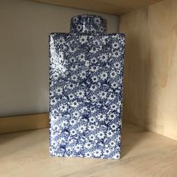 Square blue and white vase jar brand new. 
Unwanted girt. Brand new.