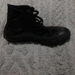 Ladies black high top converse size 5
Good condition