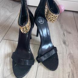 Missguided heels
Gold strap details
Black
Stelito 

#heels #missguided #Gold