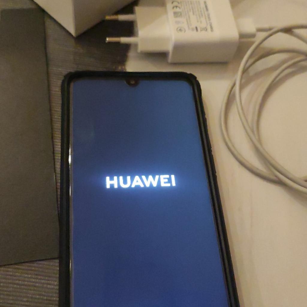 Huawei P 30 Lite
- mit Handy Hülle und Ladekabel.
Auf dem Handy ist eine Panzerglaß Folie.

das Handy wurde 2 Jahre benutzt.
Bei Elektronik keine Garantie und Rücknahme.
Zuzüglich 5€ Versand innerhalb Deutschlands.
Kein PayPal.