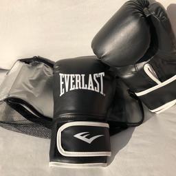 Boxhandschuhe von Everlast 
Sehr sehr gut erhalten nicht einmal benutzt
Meine Tochter würde sich gern was neues kaufen