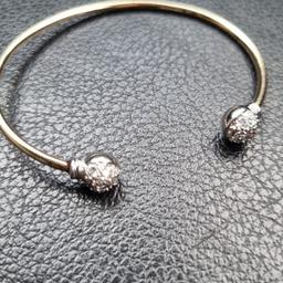 solid 9ct girls / ladies bangle
8.05 grams
fully hallmarked
in great condition
would suit a slim wrist