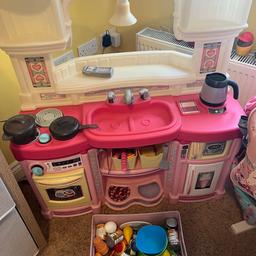 Step 2 play kitchen 
Loads of bits with it in good played condition
Collect only. .