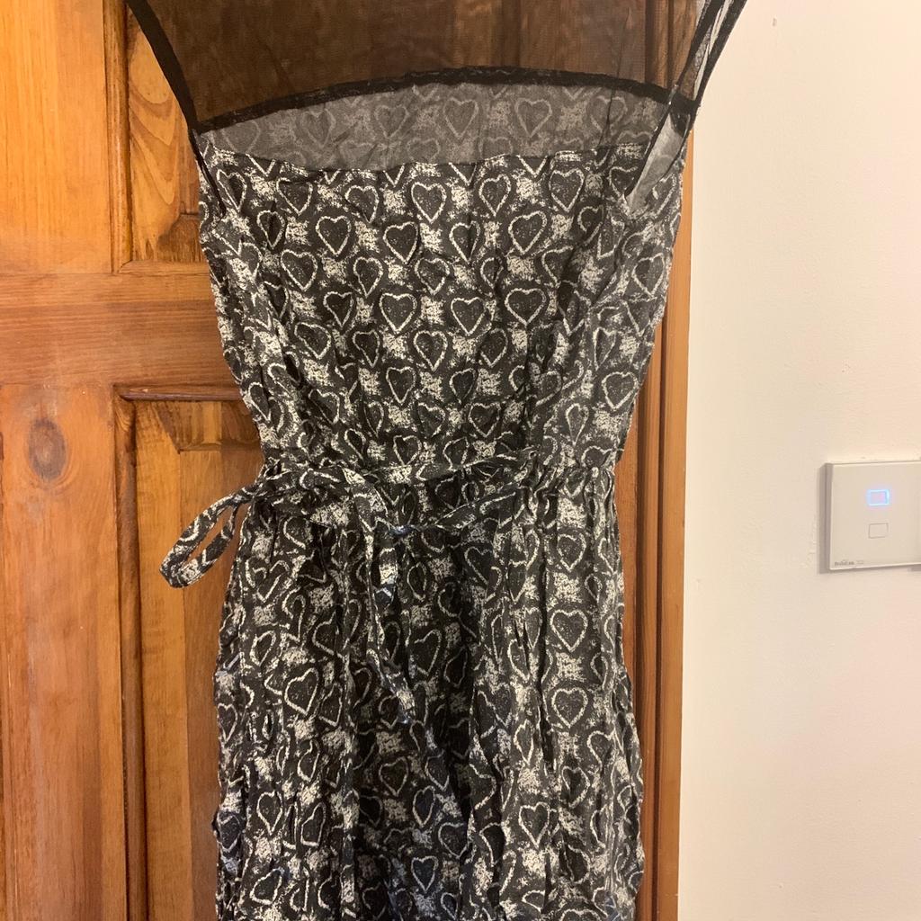 Top/short dress Petite Size 12
Lovely detail
Dorothy Perkins

**Please see my other items**
Can save on postage on multiple items