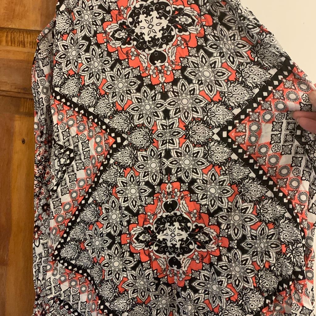 New
Size 12
Can be worn as a summer dress or long top
Just needs an iron
Very good condition

Please see my other items**
Can save on postage on multiple items