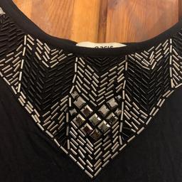 Beautiful Top Size Small. Bead details.
Oasis
Just needs a iron

Please see my other items**
Can save on postage on multiple items