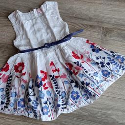 Supersüßes weißes Sommerkleid mit roten, rosanen und verschieden blauen Blumen von C&A in Größe 92 mit dunkelblauem Gürtel.
Keine Flecken oder Löcher vorhanden.