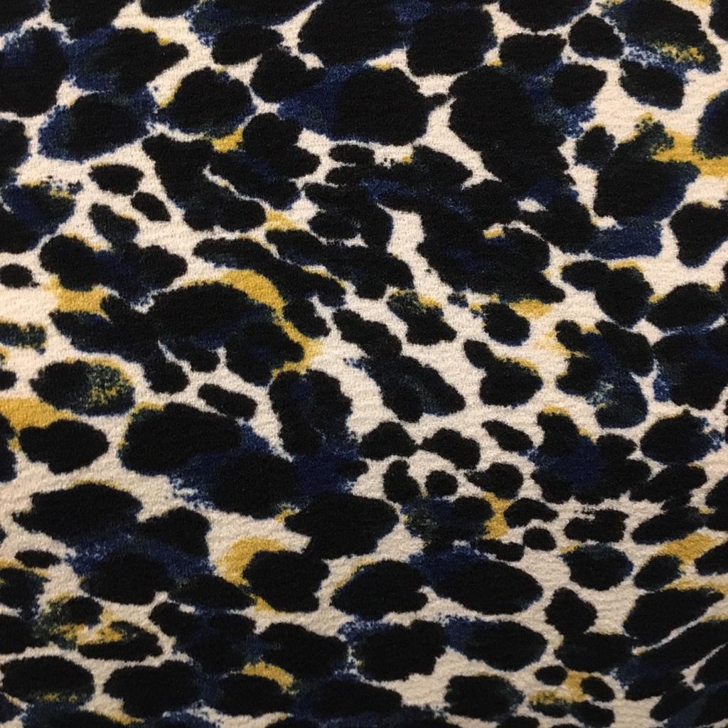 GREAT TOP BY THERAPY IN ANIMAL PRINT. BLACK, BLUE, YELLOW & WHITE. FASTENS WITH A SMALL BUTTON TOP BACK. 98% POLY 2 ELASTANE. FEELS LIKE COTTON. SHIRT TAIL BOTTOM SLIGHTLY LONGER AT BACK. DONT THINK WORN. Collect Dukinfield thanks for looking!!