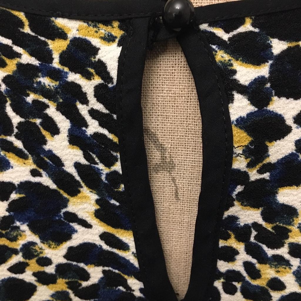 GREAT TOP BY THERAPY IN ANIMAL PRINT. BLACK, BLUE, YELLOW & WHITE. FASTENS WITH A SMALL BUTTON TOP BACK. 98% POLY 2 ELASTANE. FEELS LIKE COTTON. SHIRT TAIL BOTTOM SLIGHTLY LONGER AT BACK. DONT THINK WORN. Collect Dukinfield thanks for looking!!