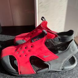 Nike infant sunray protect sandals
Red & black 
In excellent condition, only worn a few times.
Size 9.5 UK. 

Delivery / collection available.