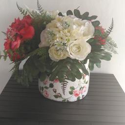 Vase auf alt gemacht mit
je 2 Sträuse aus rot und weiß
sind aus Stoffblumen
zu verkaufen in Dornbirn
privat Verkauf keine Rückgabe
komplett um