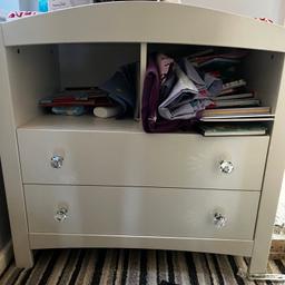 Lovely baby changing unit, with draws. Very good condition.