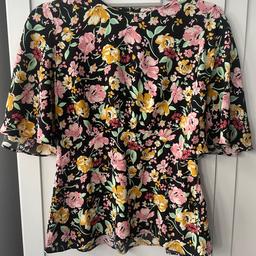 Women’s floral top
Beautiful design 
Size uk 10
Button fastening
From a smoke and pet free home