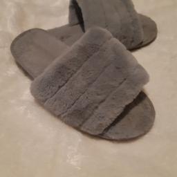 fluffy dlipper sandals
size 6/7
worn but still good condition