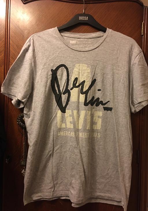 Buy & Sell Central London Tower Hill - Central London - Photos for Levi’s T-shirt (size medium)