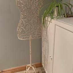 Dress making mannequin / display for selling
Very heavy don’t know the material metal/cast iron maybe but it’s heavy and we’ll made
Unfortunately no room as I’ve moved house
Cream colour
Collection horsforth 