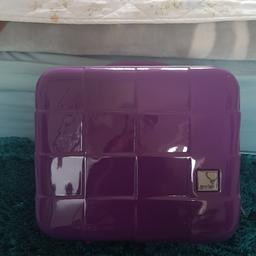 can be used as a mini suitcase brand new with tags hardshell

RRP: £79