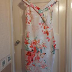 Beautiful floral no crease thick stretch material dress.
Good clean cond.
Fy3 Layton.