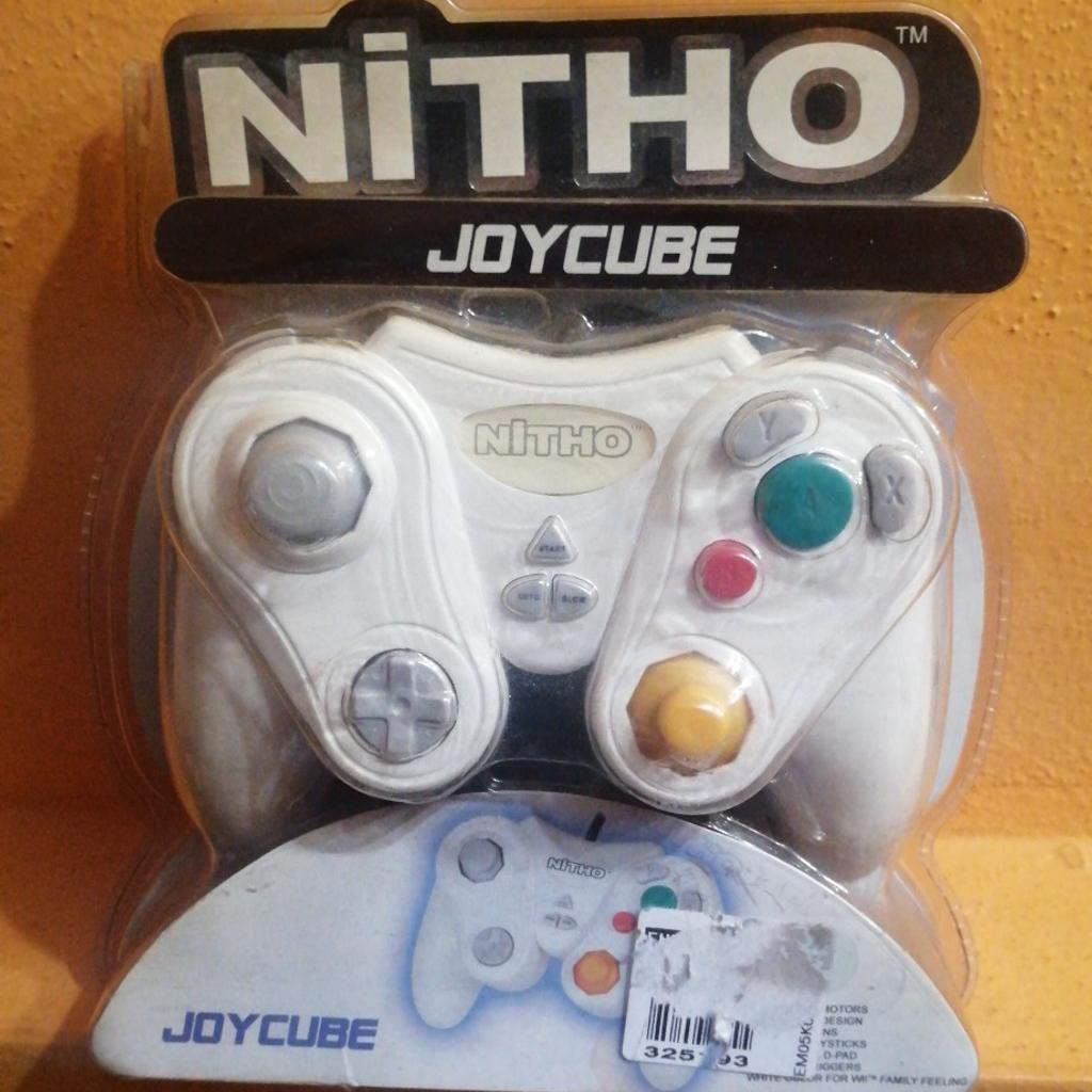 Nitho Joycube è un controller di gioco ergonomico che permette di giocare ai vecchi giochi GameCube sulla console Wii.
Nuovo
Scatola rovinata posteriormente