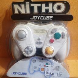Nitho Joycube è un controller di gioco ergonomico che permette di giocare ai vecchi giochi GameCube sulla console Wii.
Nuovo 
Scatola rovinata posteriormente