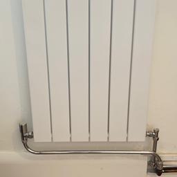 Ximax Vertical/horizontal Designer radiator White 600 mm x 445 mm 

Practically brand new. A plumber installed it, but now I have changed my colour scheme so I have changed the radiators too. Used once. All fittings included.