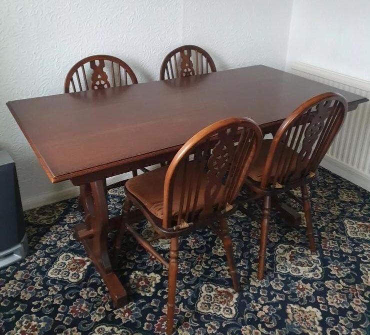 SECOND HAND DINING TABLE AND 4 CHAIRS in S62 Parkgate für £ 120,00 zum